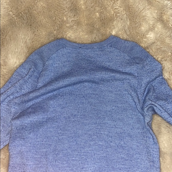 Express V-Neck - Picture 2 of 3
